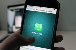 Celular com tela do WhatsApp, para demostrar a cobrança por mensagem via WhatsApp utilizando a regua de comunicação do Recash.