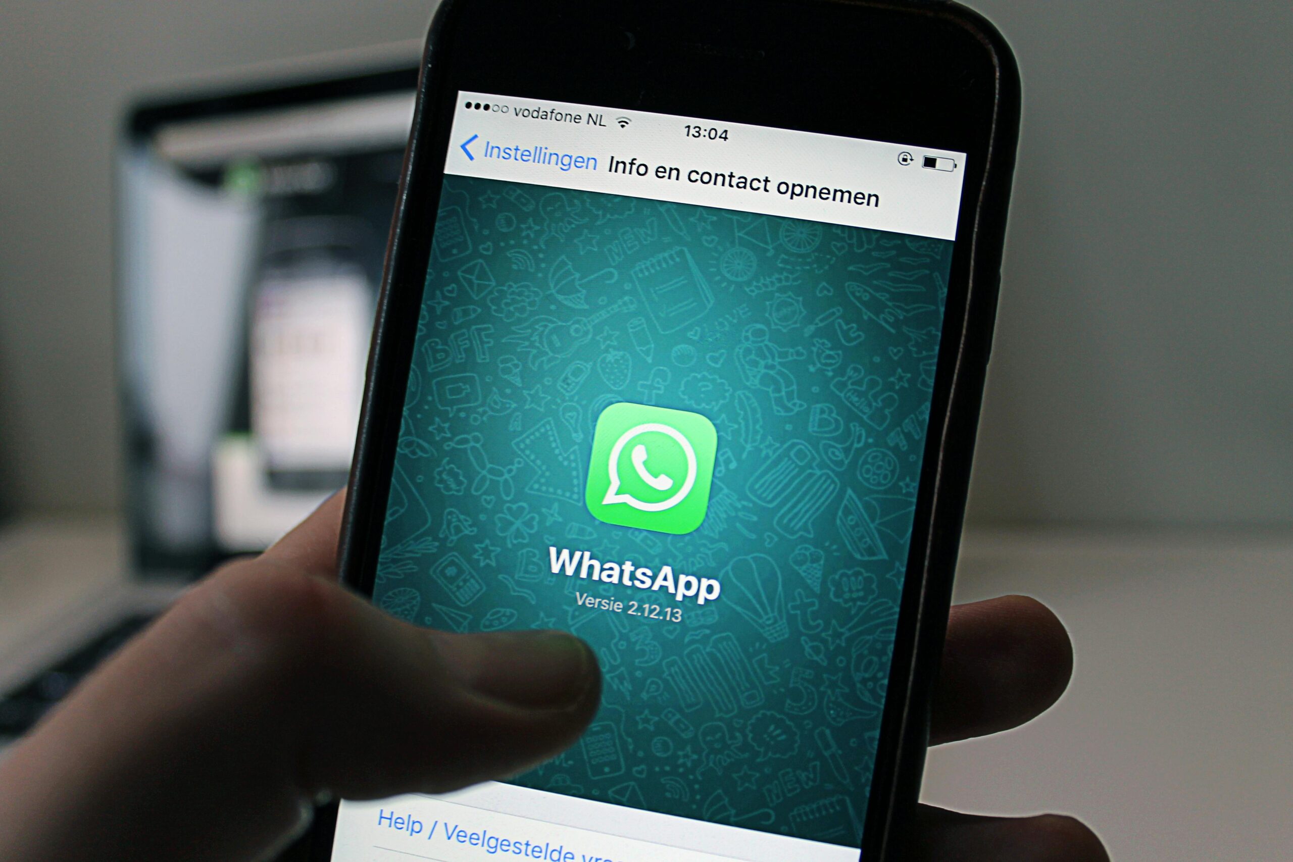 Celular com tela do WhatsApp, para demostrar a cobrança por mensagem via WhatsApp utilizando a regua de comunicação do Recash.